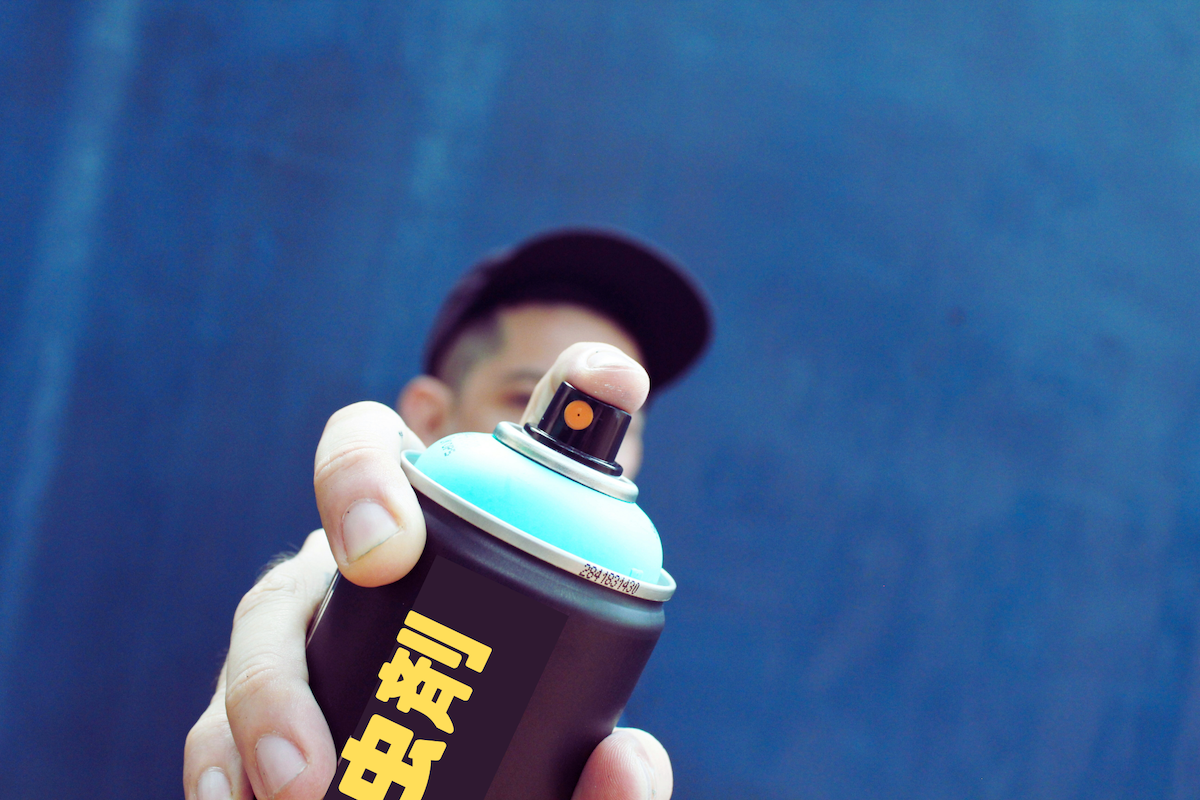殺虫剤を撒く男性